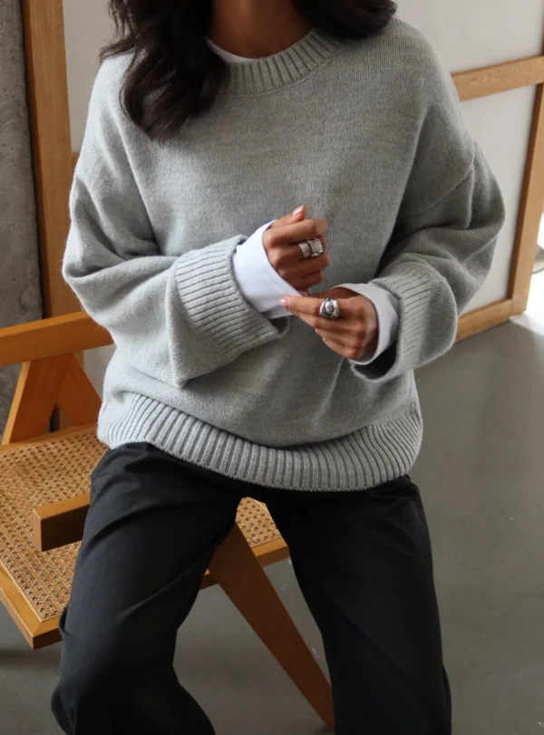 Базовий светр зі спущеним плечем — світло–сірий - Зображення 2