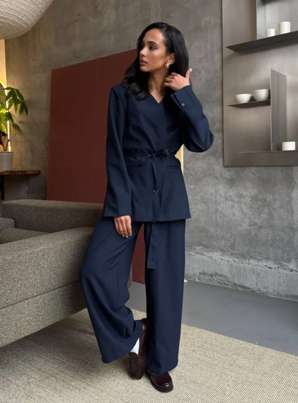 Класичний костюм-двійка — синій