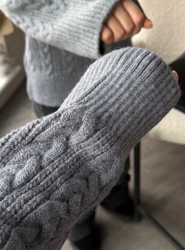 Базовий светр в косичку — сірий