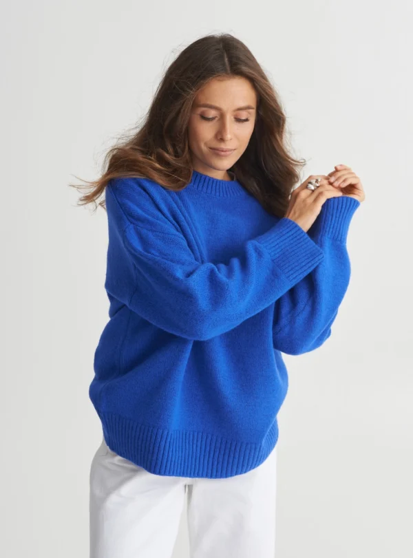 Базовий светр зі спущеним плечем — синій - Зображення 2