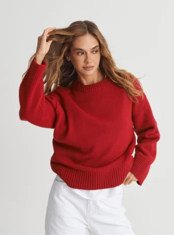 Базовий светр зі спущеним плечем — червоний