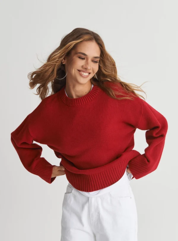 Базовий светр зі спущеним плечем — червоний - Зображення 5