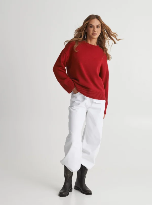 Базовий светр зі спущеним плечем — червоний - Зображення 7