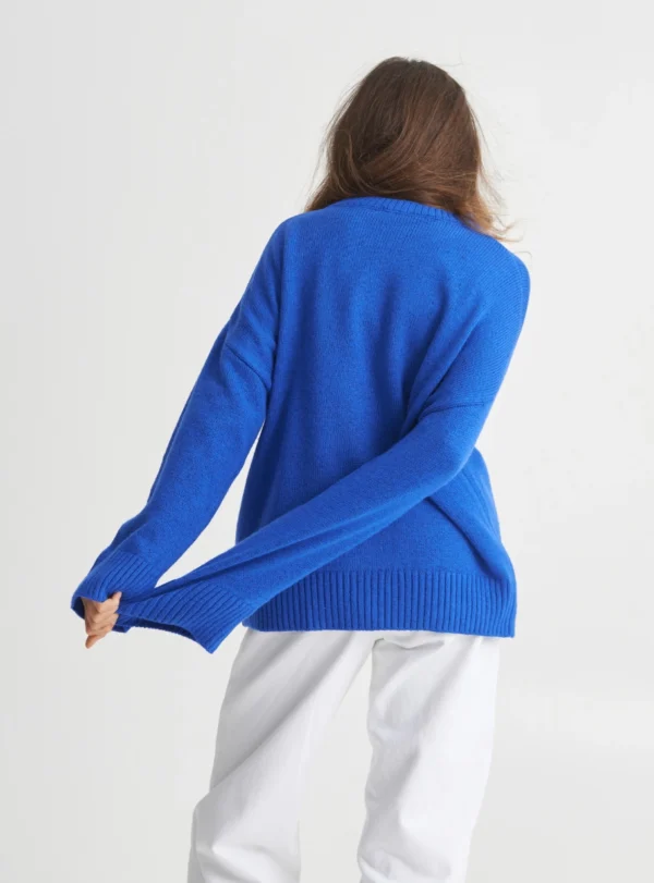 Базовий светр зі спущеним плечем — синій - Зображення 3