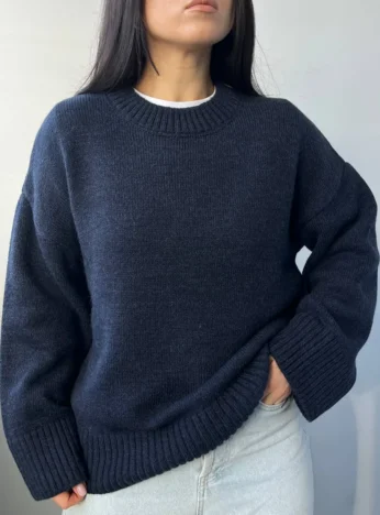 Базовий светр зі спущеним плечем — темно – синій