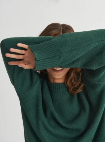 Базовий светр зі спущеним плечем — зелений