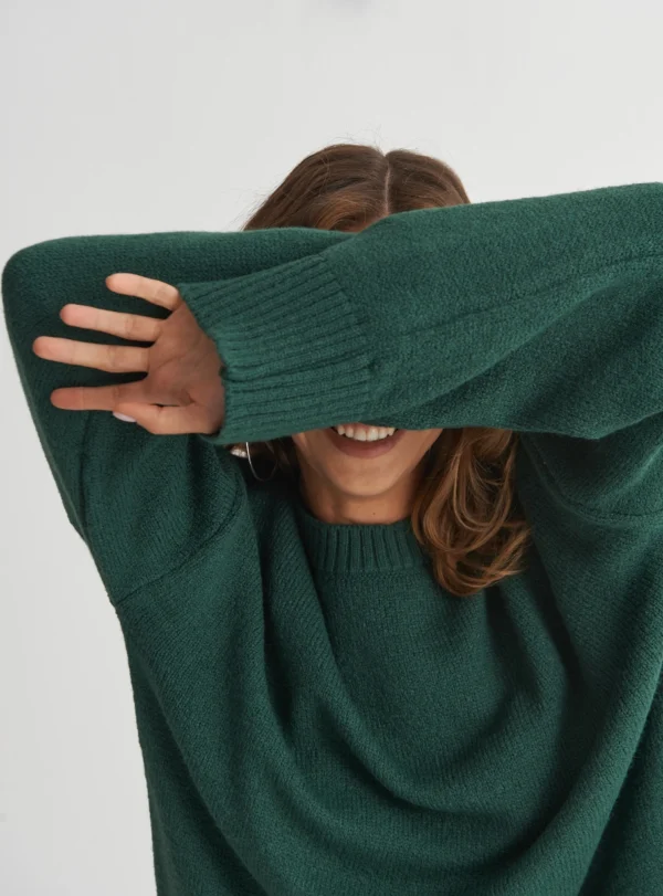 Базовий светр зі спущеним плечем — зелений