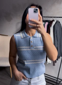 Блакитна поло-майка у білу смужку