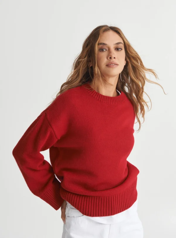 Базовий светр зі спущеним плечем — червоний