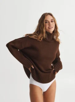 Светр з горлом 70% бавовни — коричневий