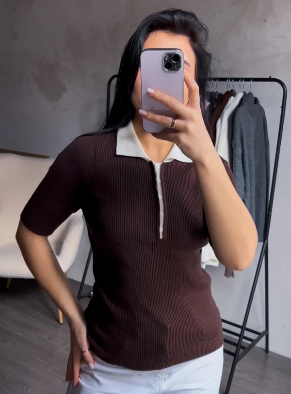 Поло з білим коміром — коричневий