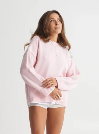 Базовий светр зі спущеним плечем — рожевий