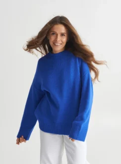 Базовий светр зі спущеним плечем — синій
