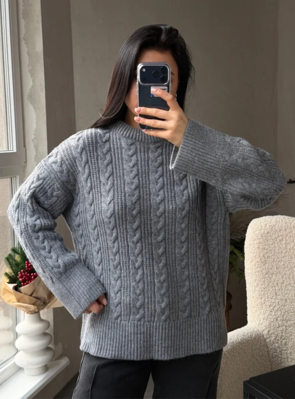 Базовий светр в косичку — сірий