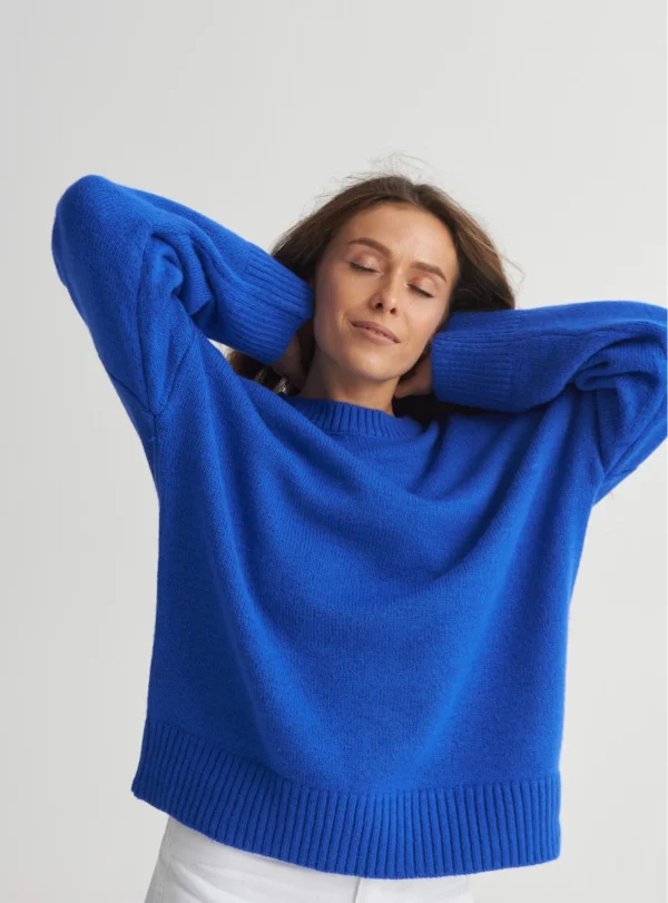 Базовий светр зі спущеним плечем — синій - Зображення 7