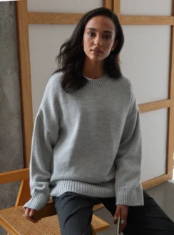 Базовий светр зі спущеним плечем — світло–сірий