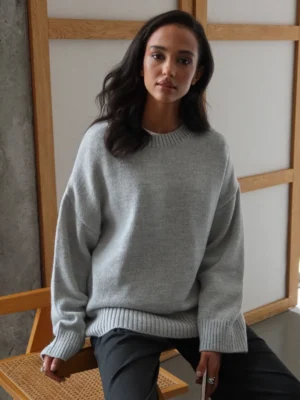 Базовий светр зі спущеним плечем — світло–сірий