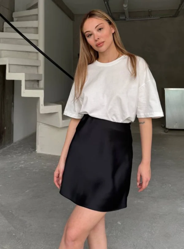 Коротка спідниця з сатину — чорний - Image 3