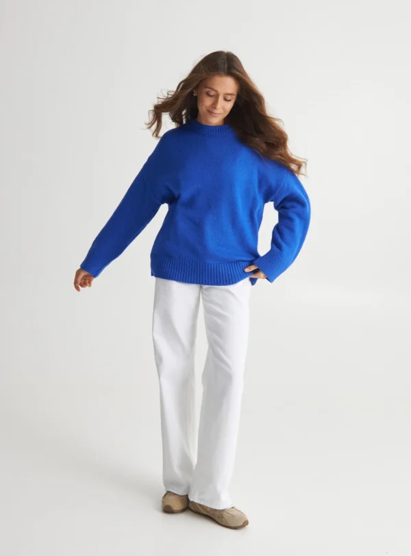 Базовий светр зі спущеним плечем — синій - Зображення 5