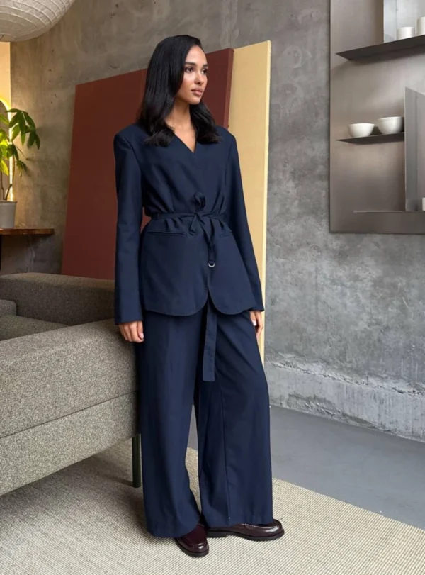 Класичний костюм-двійка — синій