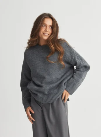 Базовий светр зі спущеним плечем — сірий