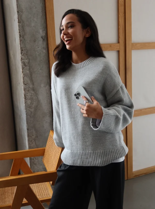 Базовий светр зі спущеним плечем — світло–сірий - Зображення 5