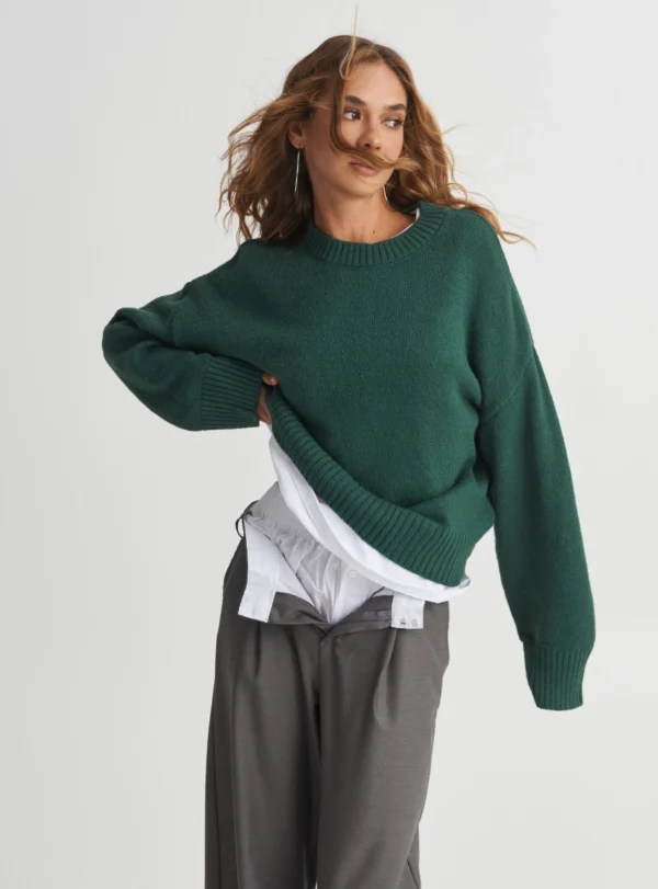 Базовий светр зі спущеним плечем — зелений - Зображення 3