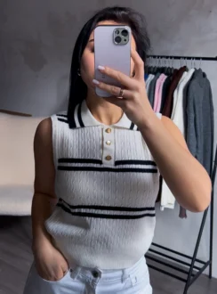 Біла поло-майка у чорну смужку