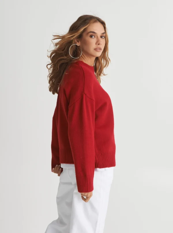 Базовий светр зі спущеним плечем — червоний - Зображення 6