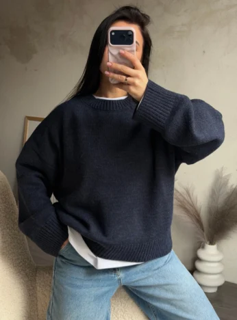 Базовий светр зі спущеним плечем — темно – синій
