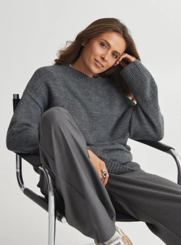 Базовий светр зі спущеним плечем — сірий - Зображення 8