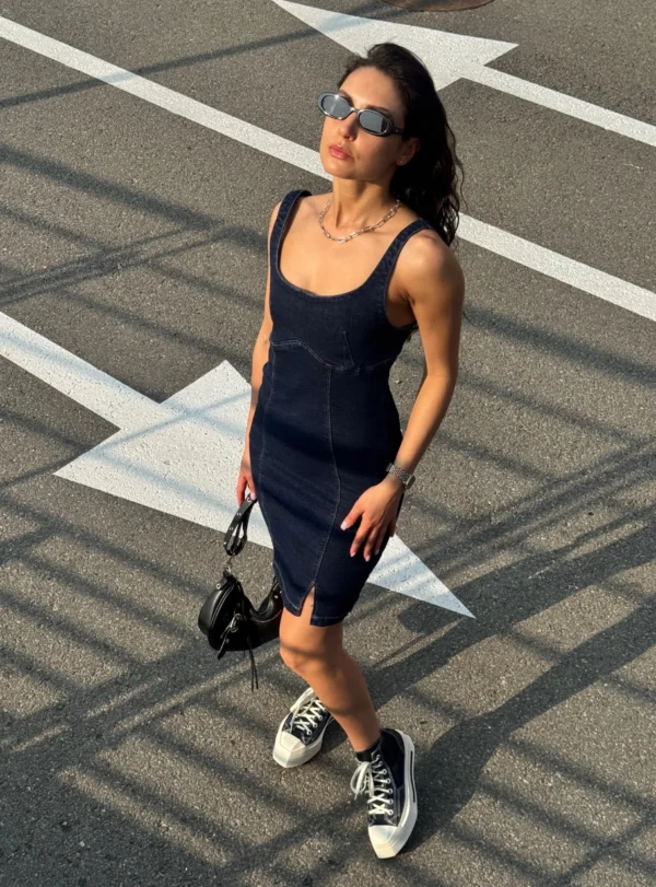 Джинсовий короткий сарафан — темно–синій