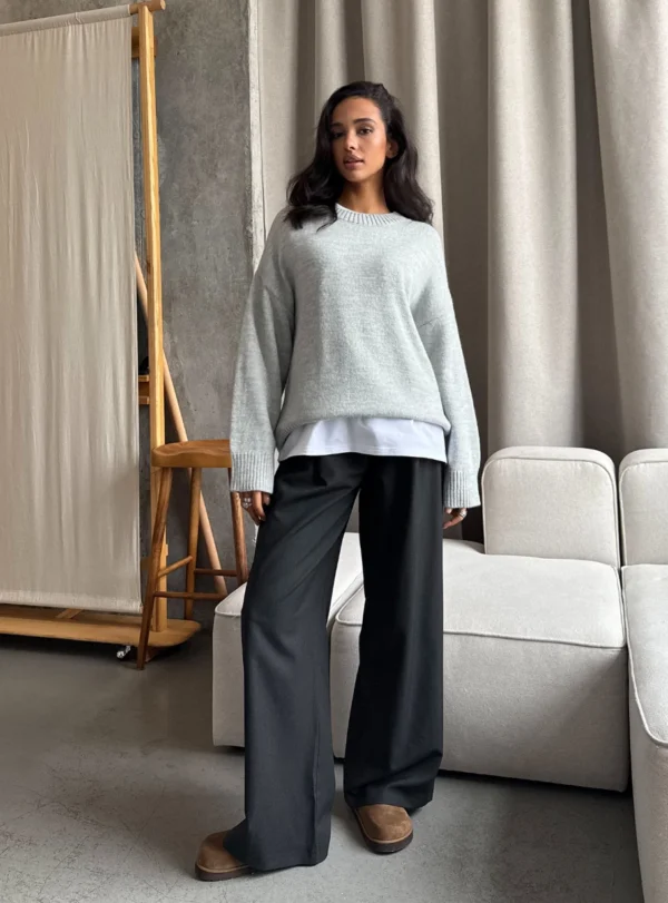 Базовий светр зі спущеним плечем — світло–сірий