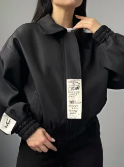 Бомбер з надписом на застібці — чорний