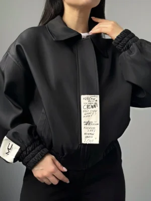 Бомбер з надписом на застібці — чорний