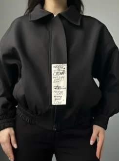 Бомбер з надписом на застібці — чорний