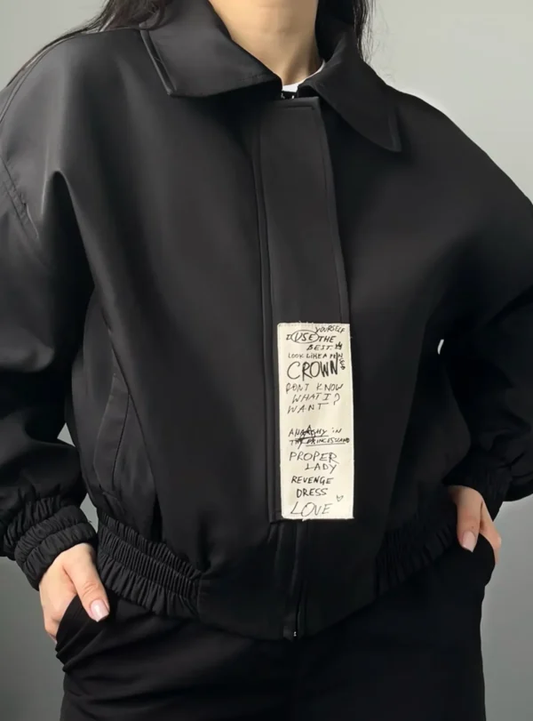 Бомбер з надписом на застібці — чорний