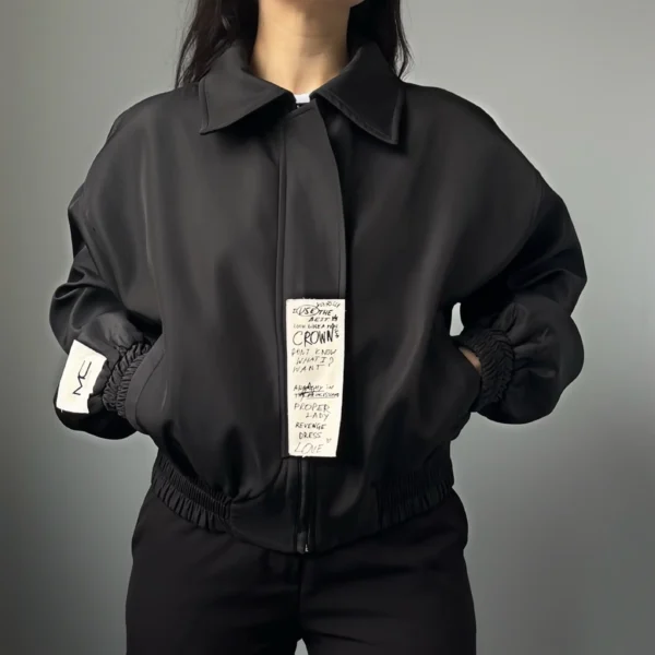 Бомбер з надписом на застібці — чорний