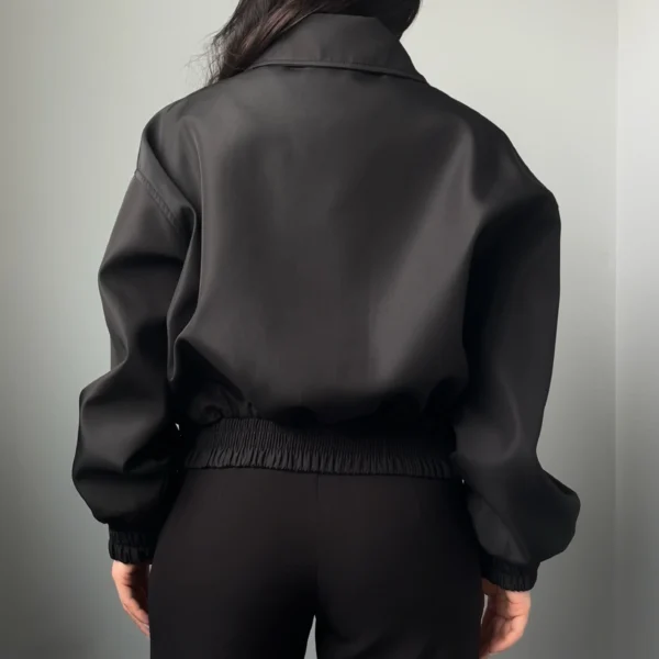 Бомбер з надписом на застібці — чорний