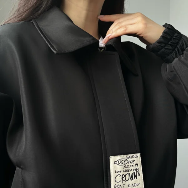 Бомбер з надписом на застібці — чорний