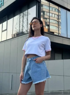 Футболка з рожевим кантом — білий