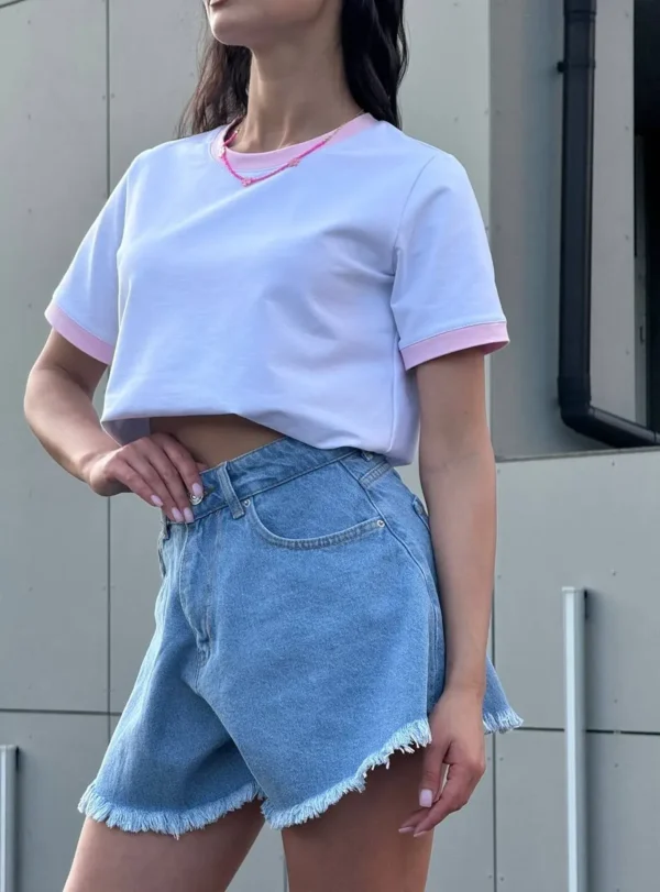 Футболка з рожевим кантом — білий