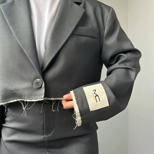 Костюм-двійка з необробленим краєм — сірий