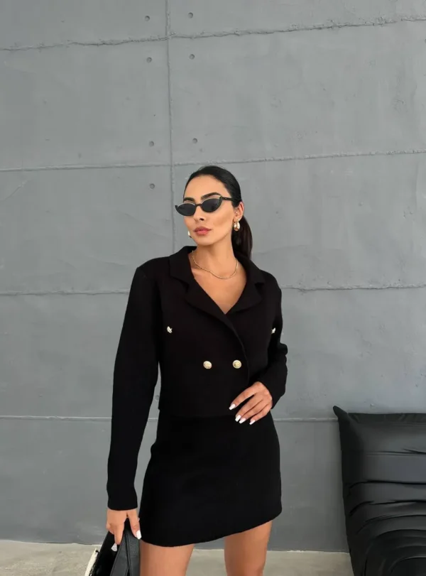 Костюм–двійка з золотими ґудзиками — чорний