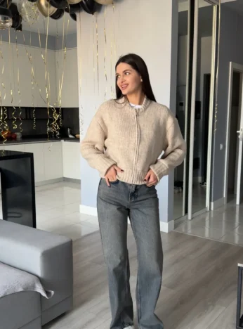 Теплий пуловер на застібці — бежевий