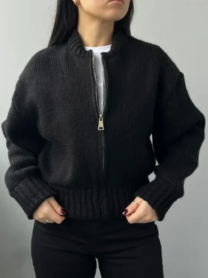 Теплий пуловер на застібці — чорний