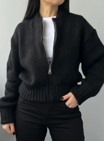 Теплий пуловер на застібці — чорний