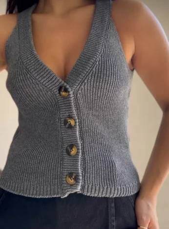 Топ вʼязаний — світло-сірий