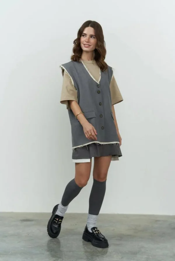 Жилет з необробленим краєм — сірий