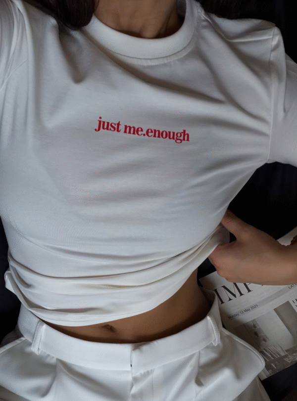 Футболка з надписом "JUST ME.ENOUGH" - молочний - Image 3